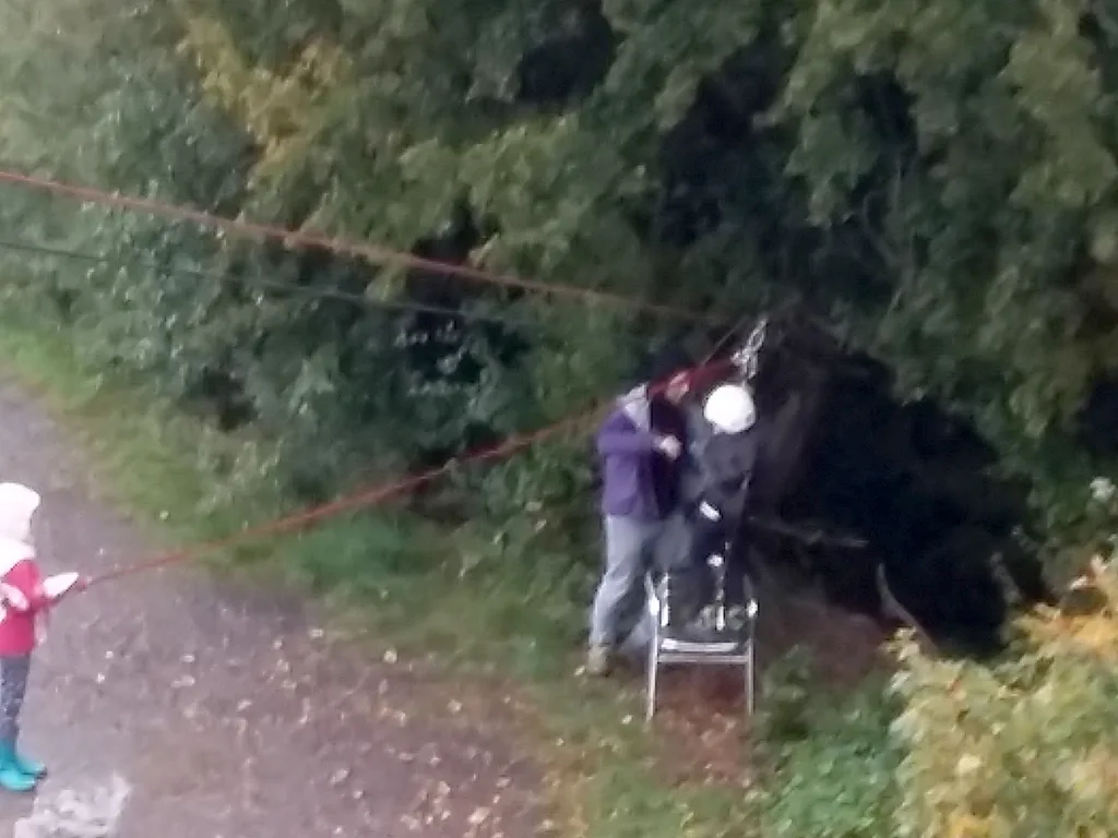 Person kommt am Ende der Seilrutsche an.